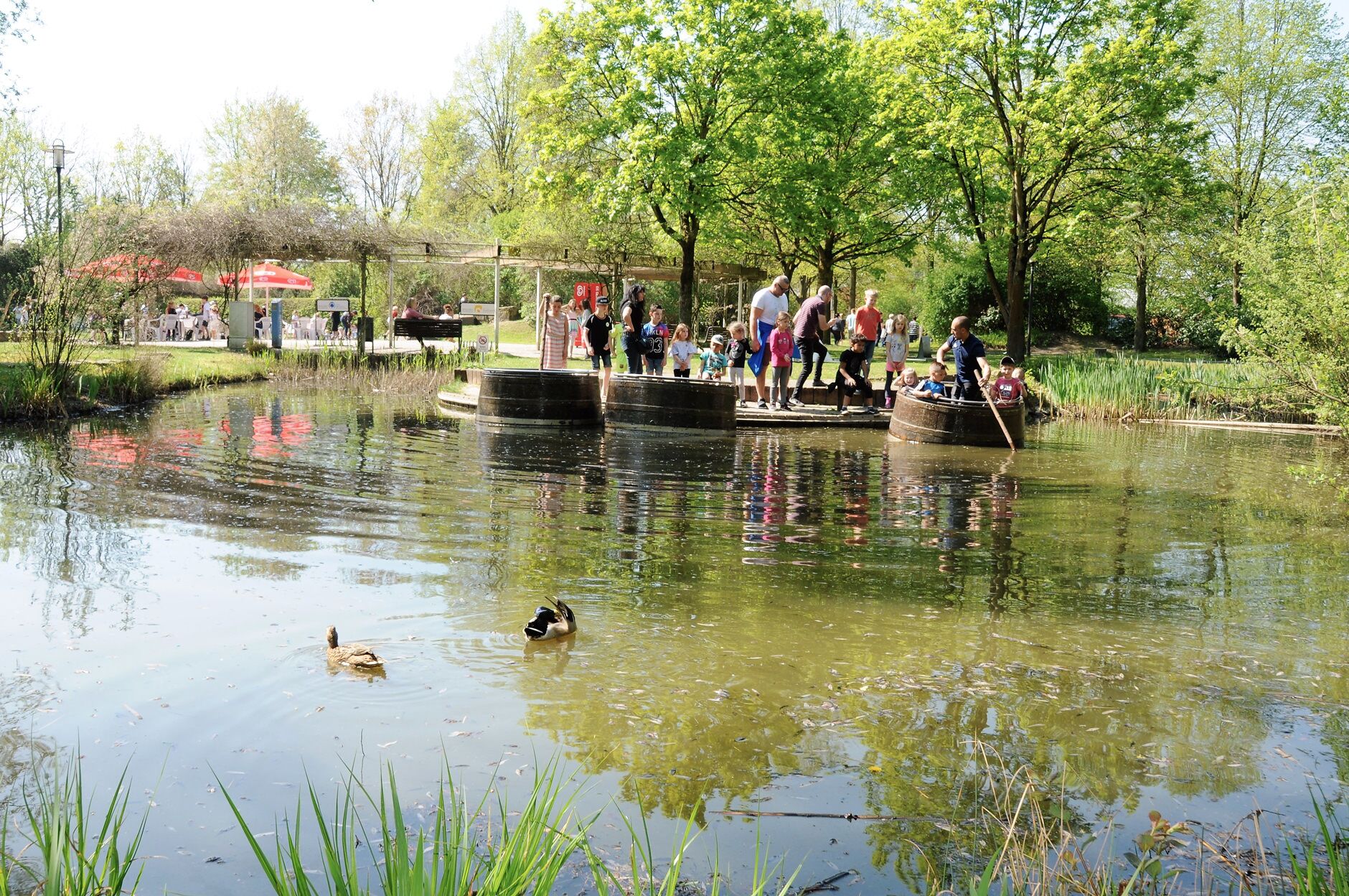 Bottichfahrt auf einem Teich in der Spielerei