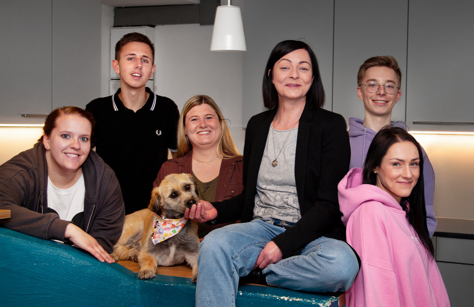Gruppenbild von den Mitarbeiterinnen und Mitarbeitern des Kinder- und Jugendtreffs Homebase in Wiedenbrück
